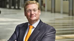 Ard van der Steur mag blij zijn, dat liegen geen strafrechtelijke overtreding is, anders zou hij al lang gearresteerd zijn en reken maar dat actievoerende agenten daar graag een uitzondering op hun acties voor maken!