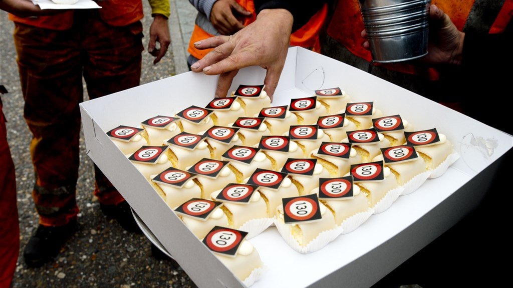 130 km/u. brengt geen verkorting van de reistijd, maar wel extra vervuiling…..