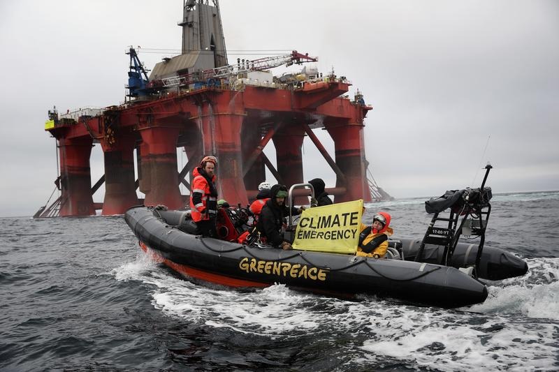 Afbeeldingsresultaat voor Greenpeace houdt peperduur BP-boorplatform 11 dagen lang tegen