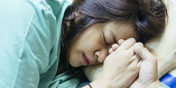 Artsen onderschatten pijn bij vrouwen en handelen dusdanig……