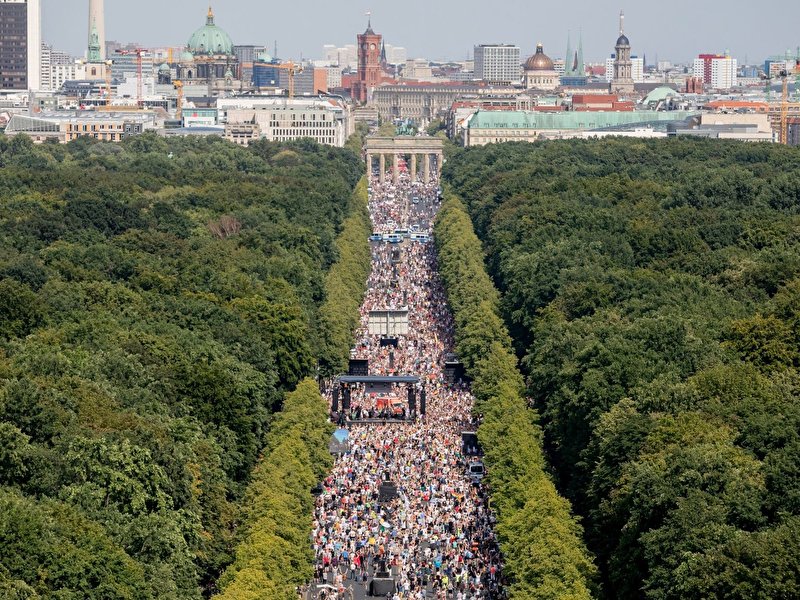 Reichsflagge und Hippies: Tausende gegen Corona-Auflagen – Berlin.de