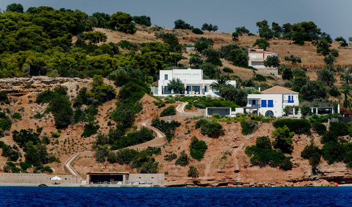 Koningshuis na paniektelefoontje met spoed terug van vakantie in Griekenland en dat tijdens de Coronacrisis…….