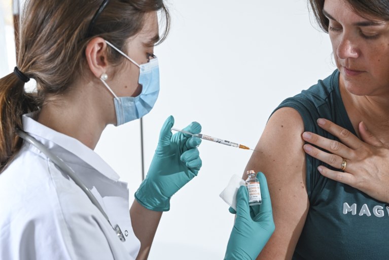 Coronabeslommeringen: ook na vaccinatie kan je het virus doorgeven, plus de zoveelste blunder van CDA minister de Jonge