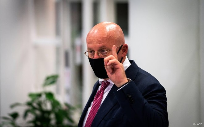 Illegaal afsteken van vuurwerk: boete plus een aantekening in het strafregister, bedacht door….. minister Grapperhaus!! ha! ha! ha! ha!