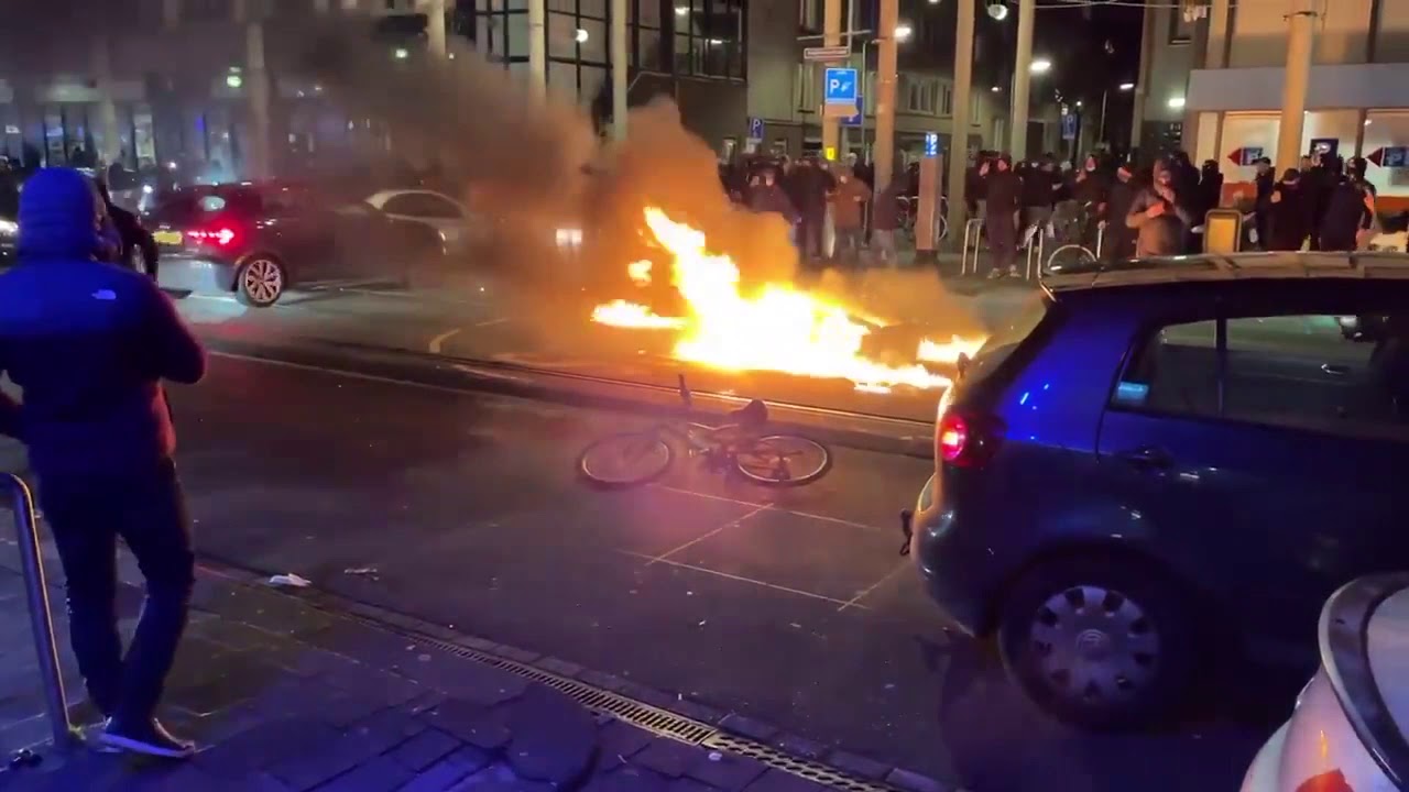 Rutte (VVD premier) stelt dat verklaringen geven voor de avondklok-rellen hetzelfde is als begrip tonen voor de daders