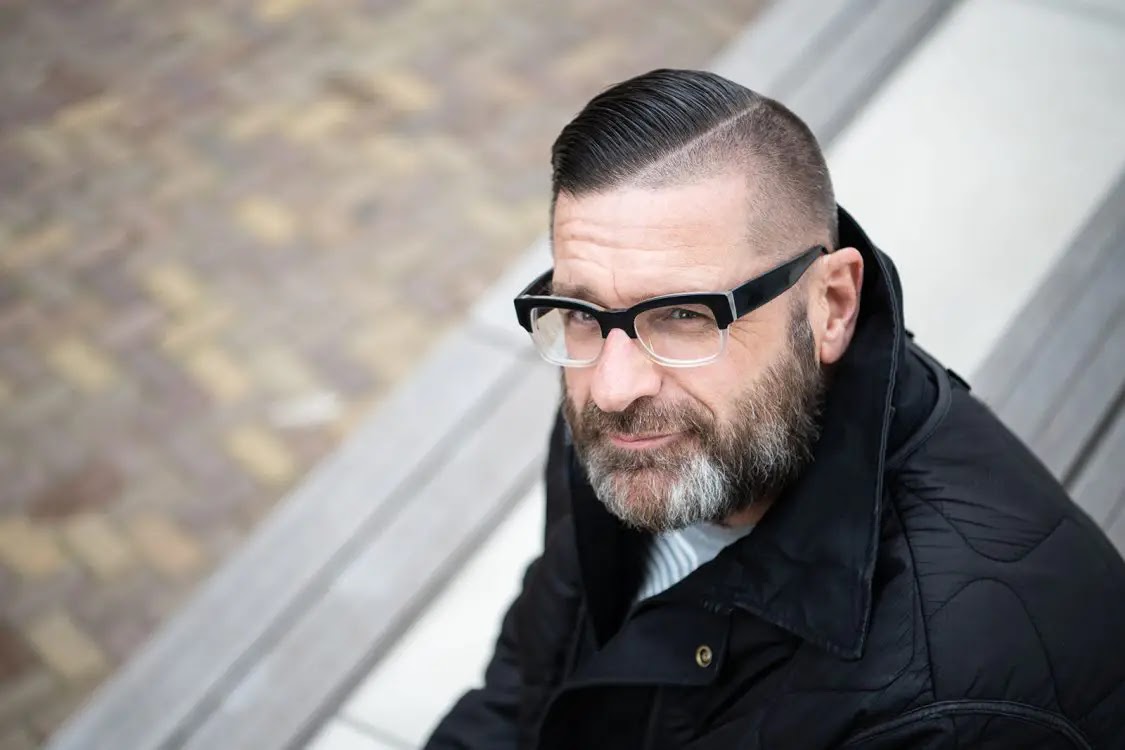 Jurgen van den Berg, presentator van het NOS Radio1 Journaal heeft ze niet allemaal op een rij, ‘psies’ als zijn collega van Werven op BNR