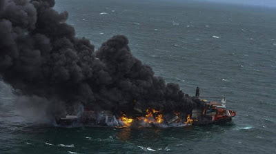 Containerschip X-Press Pearl zinkend voor kust Shri Lanka