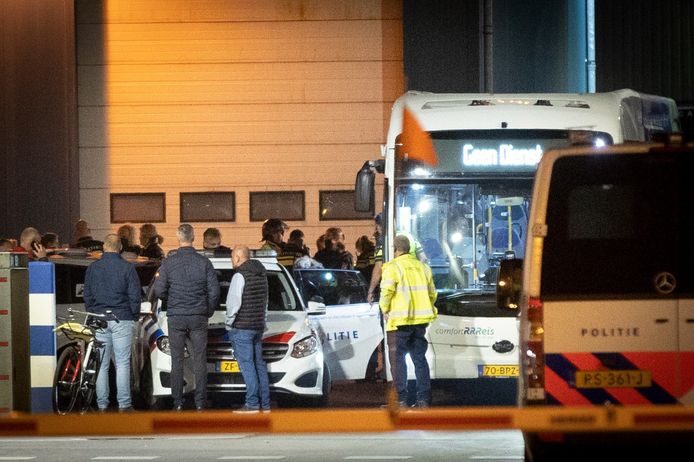 Dierenactivisten ketenen zich vast in kalverslachterij Ekro, directie van deze kalverhel stelt: “Onbeschoft en misdadig”