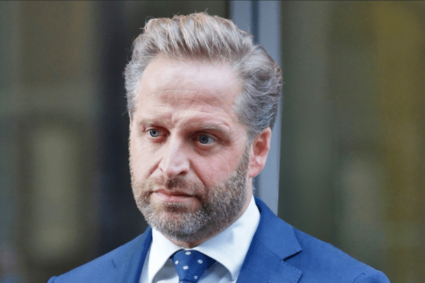 HUgo de Jonge, nitwit op alle terreinen, maakt meer kapot dan alcohol goed kan maken