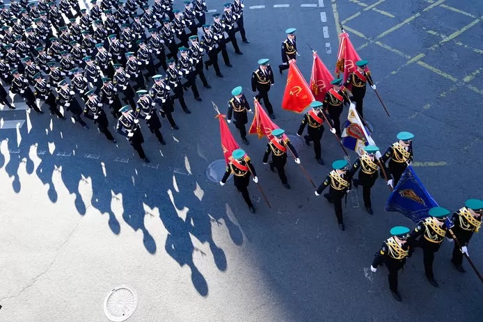 9 mei: de dag waarop Rusland de overwinning viert op nazi-Duitsland en de ‘Dag van Europa’ misbruikt door bondskanselier Scholz