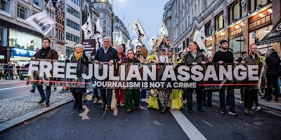 Free Julian Assange NOW!! (en stop de oneindige oorlog die de VS voert over een groot deel van de wereld)