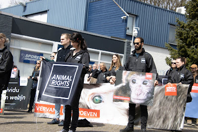 Demostratie voor de poort van Hartelust. Foto: 2021